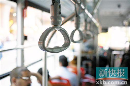 ■公交車上的拉環(huán)只是用來扶手的。新快報攝影記者祝賀/攝