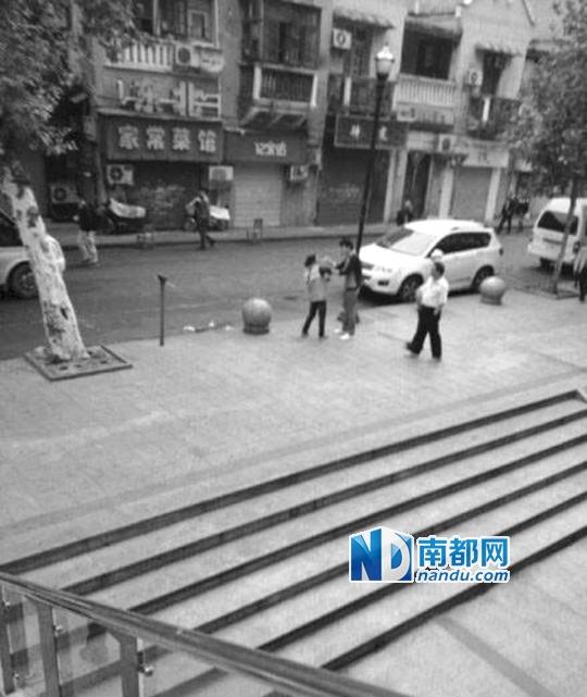 10月18日，武漢一男子抓住環(huán)衛(wèi)工打耳光。