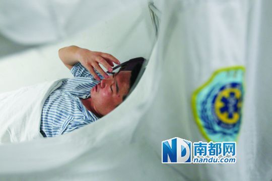 19日，北大深圳醫(yī)院，透過被撕破的工作服，急診科醫(yī)護人員申洪濤身體多處被醉酒男子抓傷。
