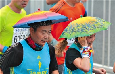 兩名戴著傘帽的參賽者正在參加比賽。