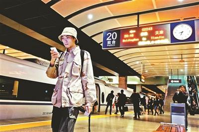家住天津，在北京工作，呂先生每天乘坐京津城際列車上下班