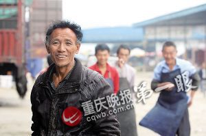 唐再海因為皮膚黝黑，工友們都打趣地稱呼他為“非洲人”。