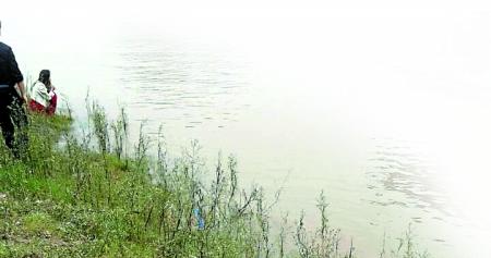 涉事男子和前女友,呆滯地望著滾滾江水。 田女士供圖