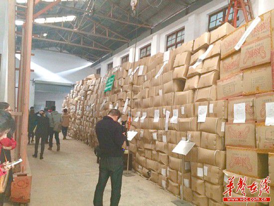 11月5日，執(zhí)法人員清理出來(lái)的假安全套把上千平方米的倉(cāng)庫(kù)堆得滿滿的。