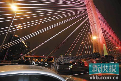 昨日深夜，橋上東側(cè)空出兩條車道用來救援。