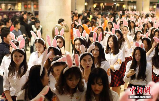 11月11日晚，一百位統(tǒng)一打扮的“兔女郎”現(xiàn)身南京新街口，逛街看電影玩快閃，走到哪里都被圍觀。