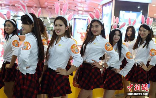 11月11日晚，一百位統(tǒng)一打扮的“兔女郎”現(xiàn)身南京新街口，逛街看電影玩快閃，走到哪里都被圍觀。