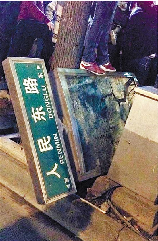 路牌都踩翻，還有人上了樹(shù)，城管不出手，也確實(shí)不大合適。