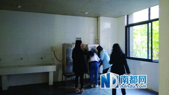 距接熱水的茶房約20米。 南都記者 張少杰 攝