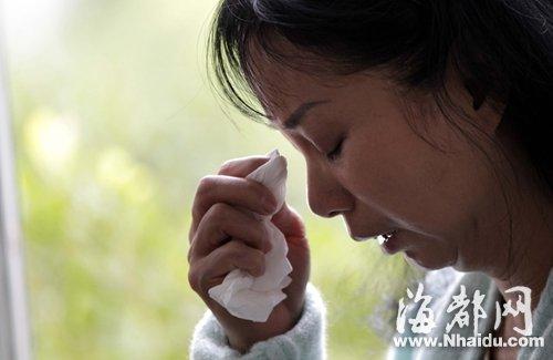 小梅的媽媽看到女兒發(fā)來的信息，就忍不住落淚