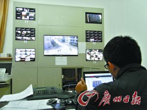 監(jiān)控室就可以看到男生宿舍樓的情況。
