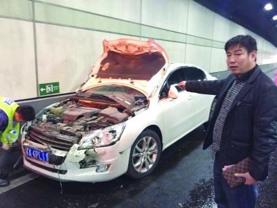 白色標(biāo)致車車頭嚴(yán)重?fù)p毀。