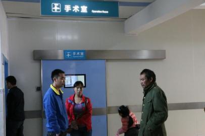 宇宇的父母和爺爺一直守候在手術(shù)室外。