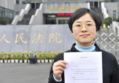 12月3日，起訴代理人出示公訴書(shū)。