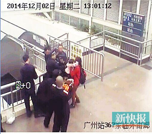 民警果斷將孩子救下,并控制跳樓男子。 通訊員圖(視頻截圖)