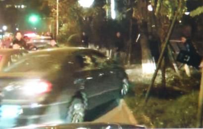 作案嫌疑車輛竄上綠化帶。（據(jù)警方視頻截圖）