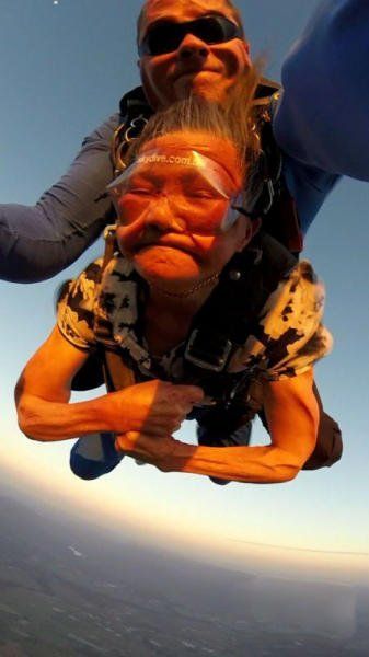 閔老太太正在體驗高空跳傘。