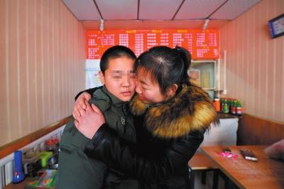 何女士找到了兒子小新后，把兒子緊緊抱在懷里。京華時報記者趙思衡攝