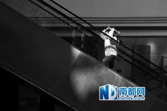 12月12日上午，正佳廣場內(nèi)，任淘淘在扶梯上奔跑玩耍。