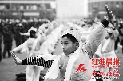 學(xué)生們?cè)谶M(jìn)行集體武術(shù)操展示。