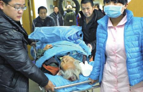 排隊(duì)領(lǐng)免費(fèi)白菜，86歲老太摔倒顱內(nèi)出血。