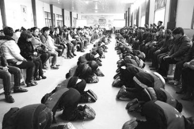 學(xué)生們在老師的指導(dǎo)下，一起給父母下跪謝恩。微博截圖
