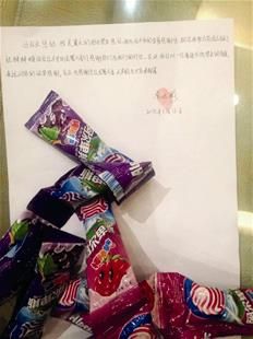 為表謝意，他特意買來20根棒棒糖送給民警。