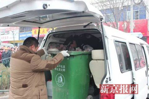 亳州路邊垃圾桶內(nèi)驚現(xiàn)碎尸。網(wǎng)友供圖