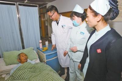 老人病治好了，可他卻一直躺在醫(yī)院的病床上。