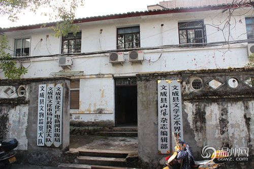 文成縣府大院除了主樓外，其他的基本為磚木結構的兩層小樓