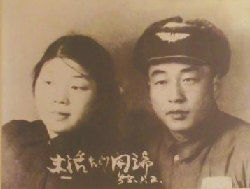 當年的結(jié)婚照老人還保留得很好。