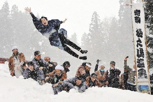 新婚男子被扔雪地里。