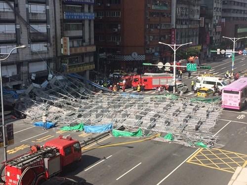 臺北市寧波東街和羅斯福路交叉口23日有腳手架倒塌，占據(jù)車道。臺灣“中央社”