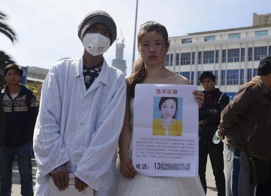 昆明火車站廣場上，24歲的黃習菊身穿潔白的婚紗，帶著身患白血病的弟弟征婚。