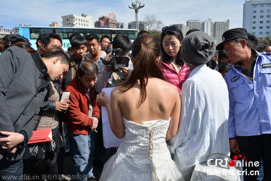 征婚引發(fā)民眾圍觀。