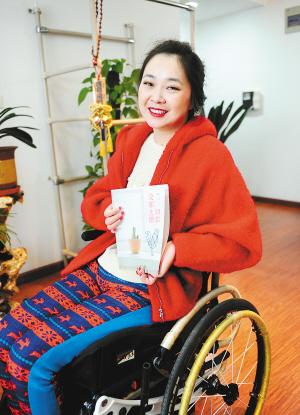 昨天下午，記者在鳳城八路的一個(gè)小區(qū)里，見到了輪椅上的28歲女孩兒劉燚。2009年夏天，因?yàn)橐粓?chǎng)車禍，她高位截癱，醫(yī)生宣布她“從此再也沒有生活質(zhì)量”，可就是這個(gè)輪椅上的西安女孩，在2012年，和父母一起完成了一趟28個(gè)國(guó)家的旅行，而靠著僅有的能動(dòng)的一個(gè)小拇指，她用一年多的時(shí)間，在電腦上敲出了這次旅行的游記，并集結(jié)成書，取名《一切都沒那么糟》。