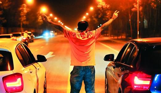 2013年8月25日凌晨，北京，在東壩大街路口進行的一場飆車。