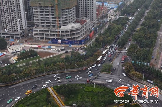 近日，不少通過(guò)陳楊寨轉(zhuǎn)盤(pán)的司機(jī)發(fā)現(xiàn)，4個(gè)方向的路口共新設(shè)了8個(gè)紅綠燈。