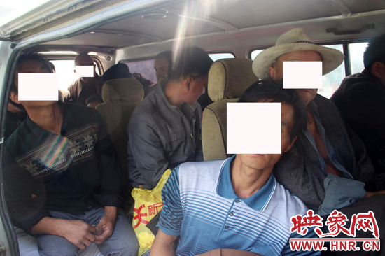 一輛8座的面包車竟然擠進(jìn)17個人。