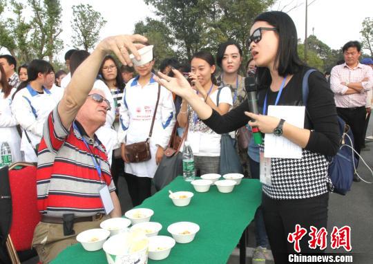 圖為外國(guó)友人品嘗揚(yáng)州炒飯。