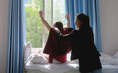 出院前，窗外透進一道陽光，打在他的身上。