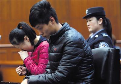 昨日，因殺死自己的親生兒子，被告人王某受審，其男友喬某則因涉嫌幫助毀滅證據(jù)罪受審。