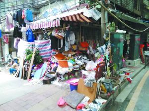 工作人員清理前，阿姨家周圍垃圾如山。
