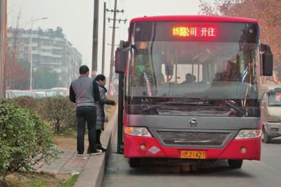 1月6日下午，資陽一輛15路公交車停靠在當時事發(fā)車站。