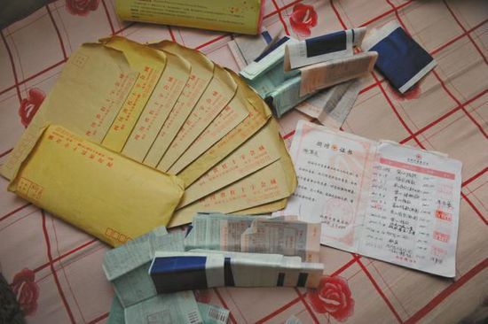 廖弟友捐款后保存的部分收據(jù)。