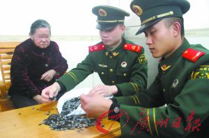 手機內(nèi)存卡因體積小、價值高，成為水客走私的“新寵”。圖為邊防官兵正在清點走私物品。