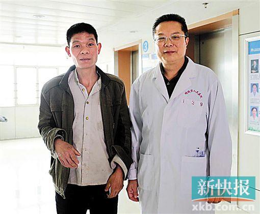黃式水與增城區(qū)人民醫(yī)院醫(yī)生合影。 通訊員供圖