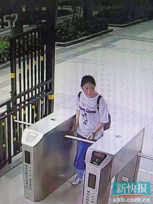 小區(qū)監(jiān)控拍到,保姆“李晴”于14日下午1時55分背著官女士的背包離開。均為當事人供圖