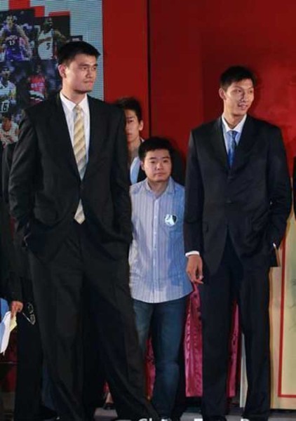 鄧超夫婦以及于嘉、林書豪，放在人群里都是不錯的身高，顯然，他們選錯了參照物。