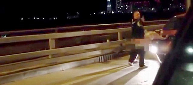 許多人拍攝到這對(duì)夫婦在引擎罩上“表達(dá)愛意”的方式，而男子甚至轉(zhuǎn)過(guò)頭來(lái)看鏡頭。（視頻截圖）